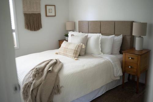 - une chambre avec un grand lit blanc et une table de nuit dans l'établissement Sunrise - 1322 Indian Point Road, à Branson