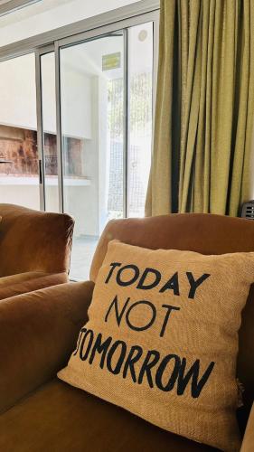 un canapé avec un oreiller qui dit aujourd'hui et non pas émotion dans l'établissement Bragado Siempre 247, à Bragado