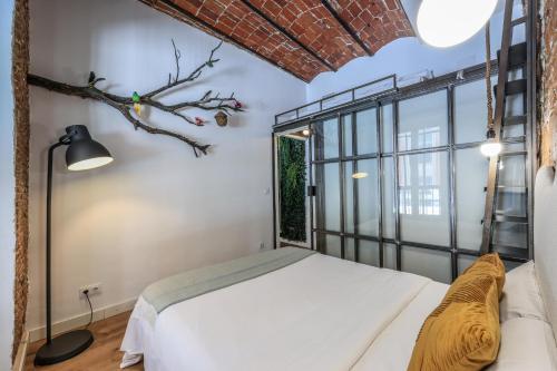 - une chambre avec un lit et une fenêtre dans l'établissement Apartamento centrico y comodo Preciados, à Madrid