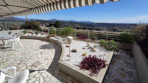 Luxueux 2 pièces 52m2 avec terrasse de 62 m2 vue mer et montagne magnifique