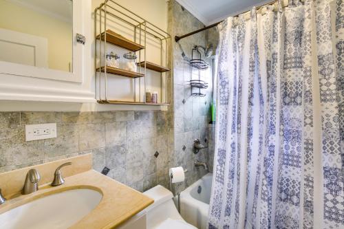 La salle de bains est pourvue d'un lavabo et d'une douche. dans l'établissement Putnam Valley Vacation Rental Patio and Lake Views!, à Putnam Valley