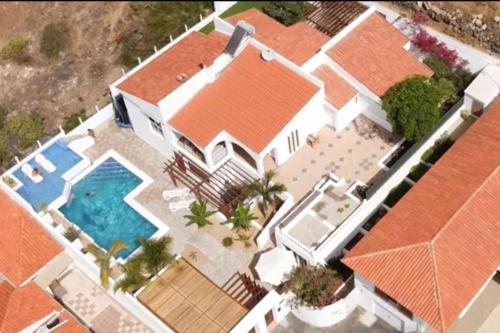 una vista aérea de una casa con piscina en Gezellige villa met prachtig zicht en zwembad en Arona