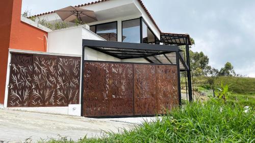 a house with a large gate in front of it at Aguas Claras Luxury Hospedaje in Filandia