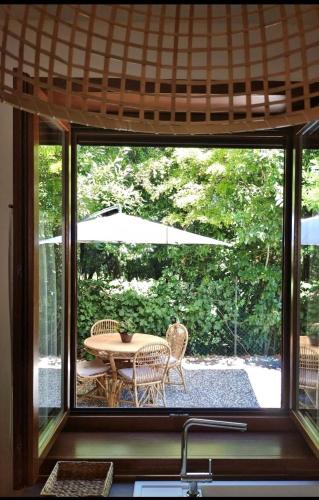 uma vista para um pátio com uma mesa e cadeiras em CASA VACANZE CERNIZZA em Duino