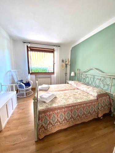 - une chambre avec un lit et une fenêtre dans l'établissement CASA VACANZE CERNIZZA, à Duino