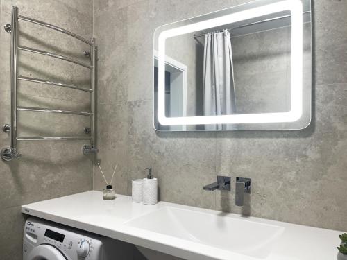 a bathroom with a white sink and a mirror at Апартаменти Еліт, Центр, ЖК Яровиця, Паркомісце in Luts'k