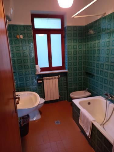 a bathroom with a sink and a tub and a toilet at BELLAVISTA - Appartamenti sul Lago di Scanno in Scanno