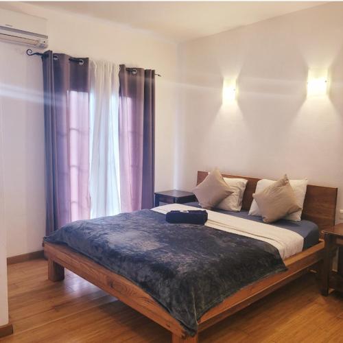 Postel nebo postele na pokoji v ubytování Sannyasa Wellness and Spa