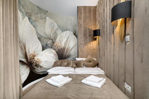 een slaapkamer met een bed met twee handdoeken erop bij 2-Bedroom DeLux Apartment with Private Sauna WWA24 in Warschau