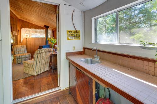 cocina con fregadero y ventana en Washington Cabin Escape Deck and Al Fresco Dining!, 