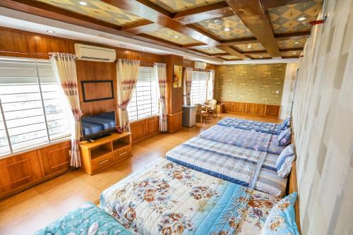 頭頓的住宿－CAROLINE SEA HOTEL，一间卧室配有两张床和一台平面电视