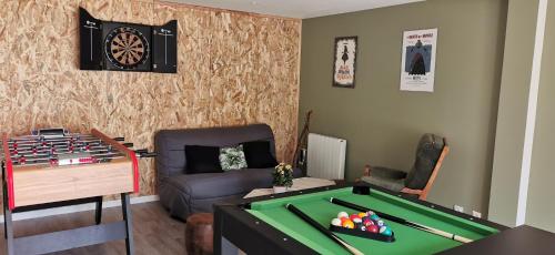 ein Wohnzimmer mit einer Tischtennisplatte und ein Wohnzimmer mit einem Pool in der Unterkunft Le Spot Blériot-Plage gîte de groupe proche mer in Sangatte