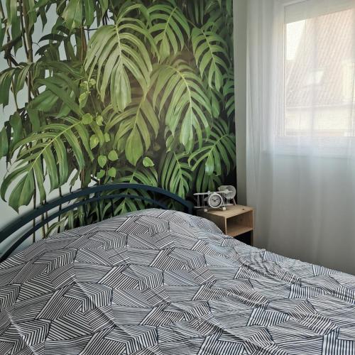 - une chambre avec un lit doté d'une grande plante dans l'établissement Le Spot Blériot-Plage gîte de groupe proche mer, à Sangatte