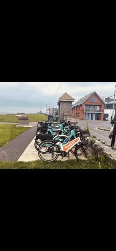 een groep fietsen geparkeerd naast een gebouw bij The Captains Wheel and Anchor in Skerries