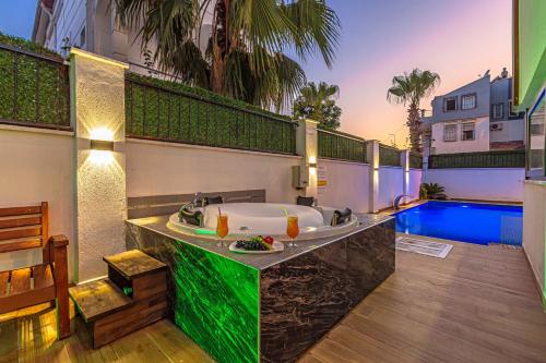 uma casa de banho com banheira numa varanda em Private & Secluded Luxury Villa Casa Pura Vida em Belek