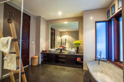 a bathroom with two sinks and a large mirror at Villa Julius in Gili Trawangan