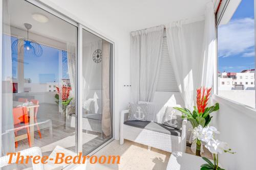 Dieses weiße Zimmer verfügt über einen Balkon mit Meerblick. in der Unterkunft BuenaVista Palmeras in Costa Adeje in Adeje