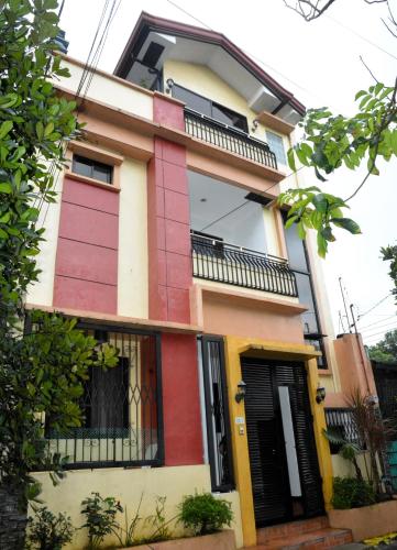 アンティポロにあるMaison Dos 3 bedroom, with 200mbps internet speed, netflix and airconの色彩絵具の建物