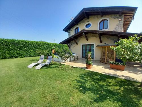 uma casa com um quintal com cadeiras e uma mesa em B&B Monte Tavolino em Capodimonte