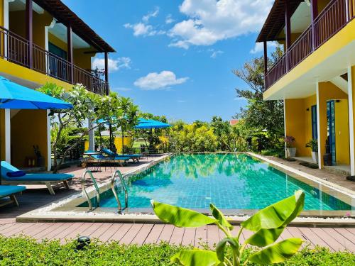 una foto di una piscina in un resort di Chez Mimosa Hoi An - LUA Retreat a Hoi An