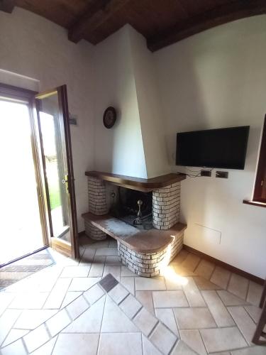B&B Monte Tavolinoにあるテレビまたはエンターテインメントセンター