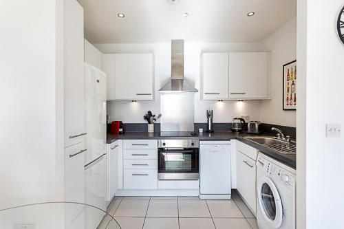Virtuvė arba virtuvėlė apgyvendinimo įstaigoje City-Close 1-Bed Apartment near Tower Hill