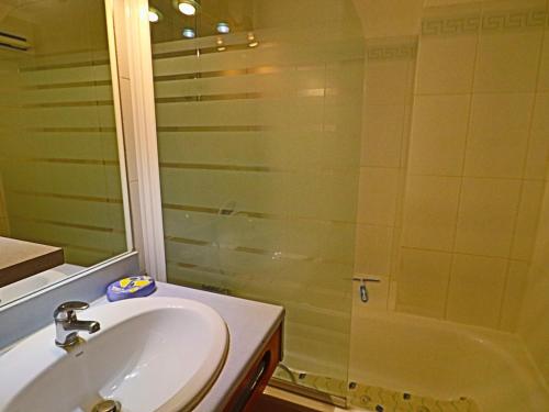 une salle de bain avec un lavabo et une douche dans l'établissement 2 pièces cabine, vue mer + piscine + parking, 4pers, classé 2⭐⭐ - FR-1-472A-221, à Sète