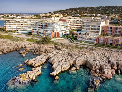 2 Pièces avec Terrasse 11m² à Sète - Résidence avec Piscine et WIFI - FR-1-472A-259