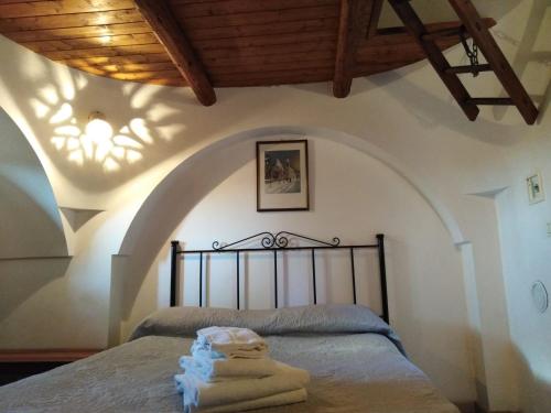 a bedroom with a bed with an arched ceiling at Raggio Di Sole in Alberobello
