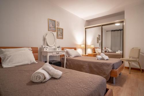 Un pat sau paturi într-o cameră la Apartment Promenade Praia Formosa