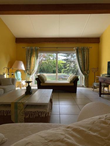 une chambre avec un lit et une grande fenêtre dans l'établissement La Villa del Sol, à Montélimar