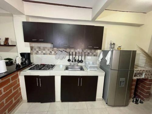 Kuchyň nebo kuchyňský kout v ubytování Apartamento cacique calarca