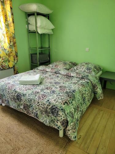 - une chambre avec un lit et une étagère avec des oreillers dans l'établissement Cabanès des Aresquiers, à Frontignan