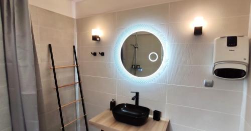 Ellora Suite في سالاميس: حمام مع مرآة ومغسلة