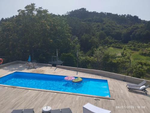 Výhled na bazén z ubytování Casa da Mafarrica nebo okolí