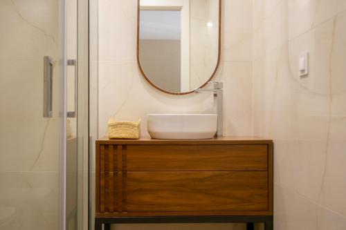 een badkamer met een wastafel en een spiegel bij Constance House 