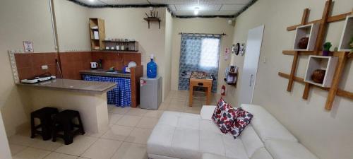 a living room with a couch and a kitchen at Villa de María in Guayaquil