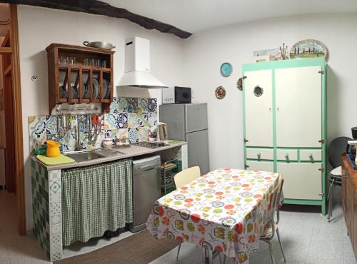 una cocina con mesa y mantel. en La casa di Nina, en Pulicciano