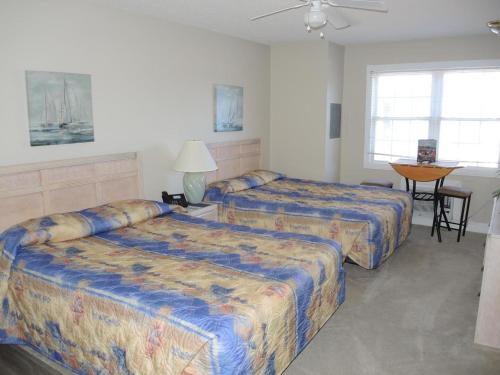 um quarto de hotel com duas camas e uma mesa em Brunswick Plantation Studio Home 407L with Onsite Golf Course and Pools studio em Calabash