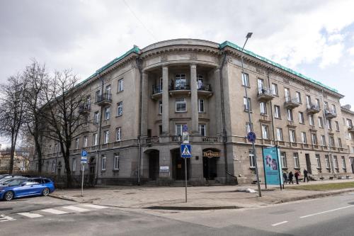 um grande edifício de pedra na esquina de uma rua em Mini Studio Vilnius Centre em Vilnius