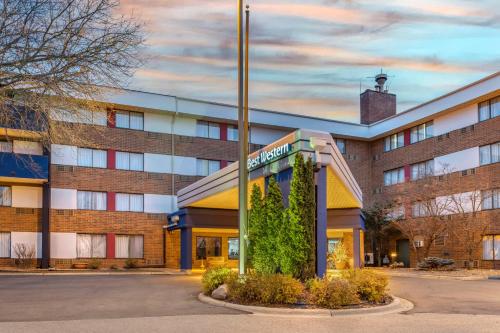an empty parking lot in front of a building at Best Western Bloomington Edina - Minneapolis in Bloomington