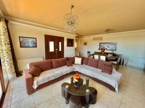 sala de estar con sofá y mesa en Two-floor luxury big house in Karpathos, en Apérion