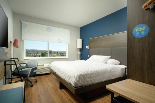 a bedroom with a bed and a desk and a chair at Tru By Hilton Chattanooga Hamilton Place, Tn in Chattanooga
