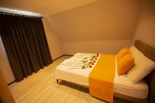 una habitación de hotel con una cama con flores. en Greenlife villa, en Ortaca