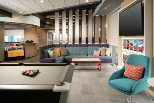 a living room with a couch and a tv at Tru By Hilton Chattanooga Hamilton Place, Tn in Chattanooga