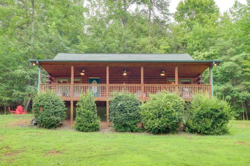 Taman di luar Moonshine Manor Cabin with Hot Tub, Near Lake Lure