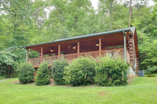 Taman di luar Moonshine Manor Cabin with Hot Tub, Near Lake Lure