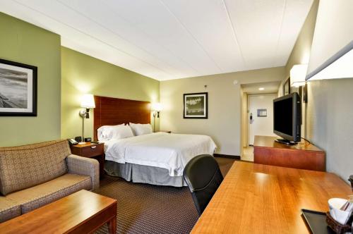 ein Hotelzimmer mit einem Bett und einem TV in der Unterkunft Hampton Inn Chicago-Gurnee in Gurnee