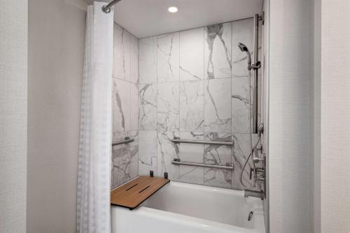 uma casa de banho com um chuveiro e uma banheira em Hilton Grand Vacations Club Chicago Magnificent Mile em Chicago