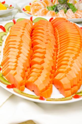 パラウアペバスにあるVale dos Carajás Hotelのテーブルの上には魚の皿と食べ物の皿が置かれている